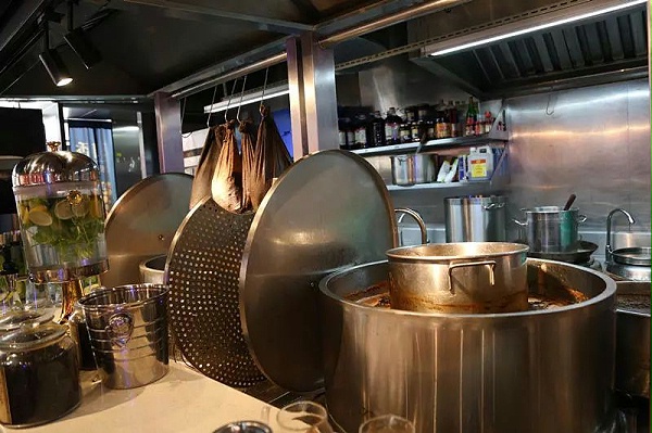 沁鑫为日日香量身定制的一体式煲汤炉